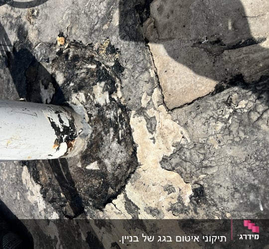 צינור אטום בחומר שחור על משטח סדוק
